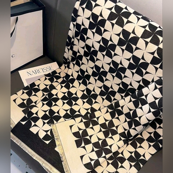 Large geometric pattern cozy winter scarf - Picture 2 of 9